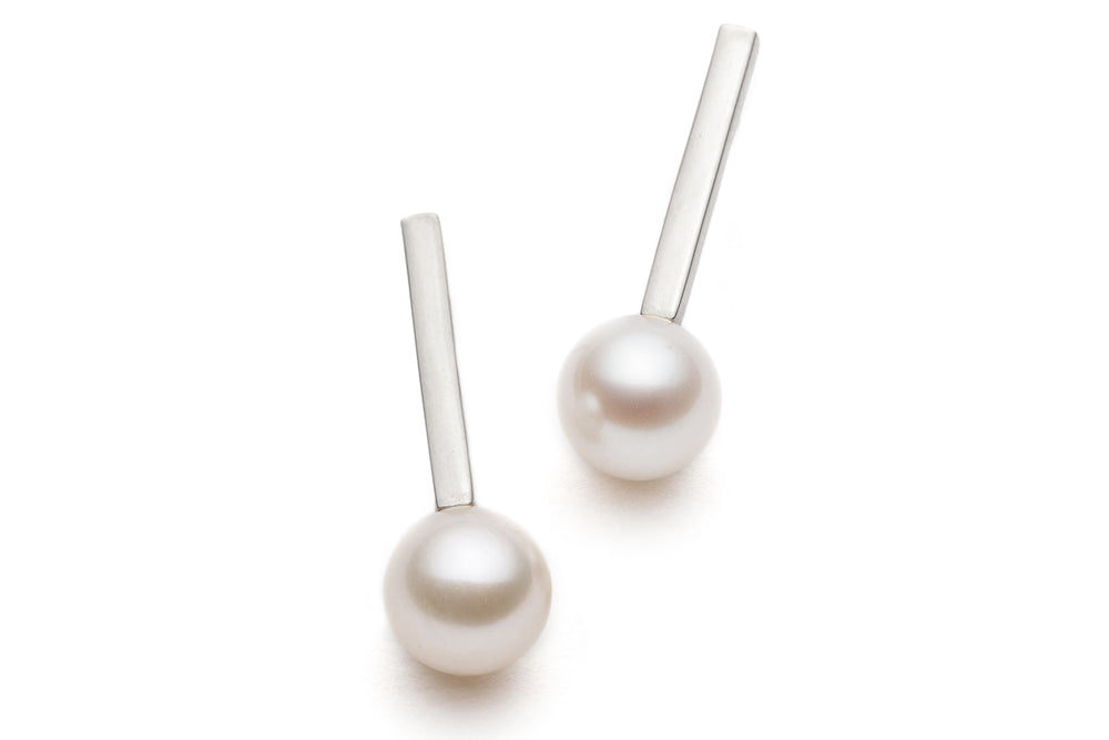 Dash Pearl Earrings in Silver / White Pearls