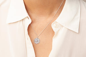 Collier Médaillon Minéral avec Saphirs